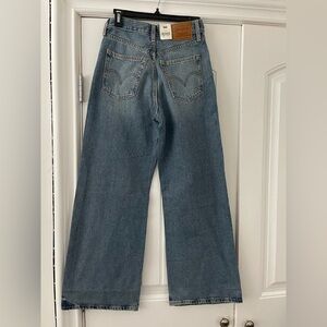 NWT Levi’s Women’s Light Blue Ribcage Wide Leg Jeans sz 26x30